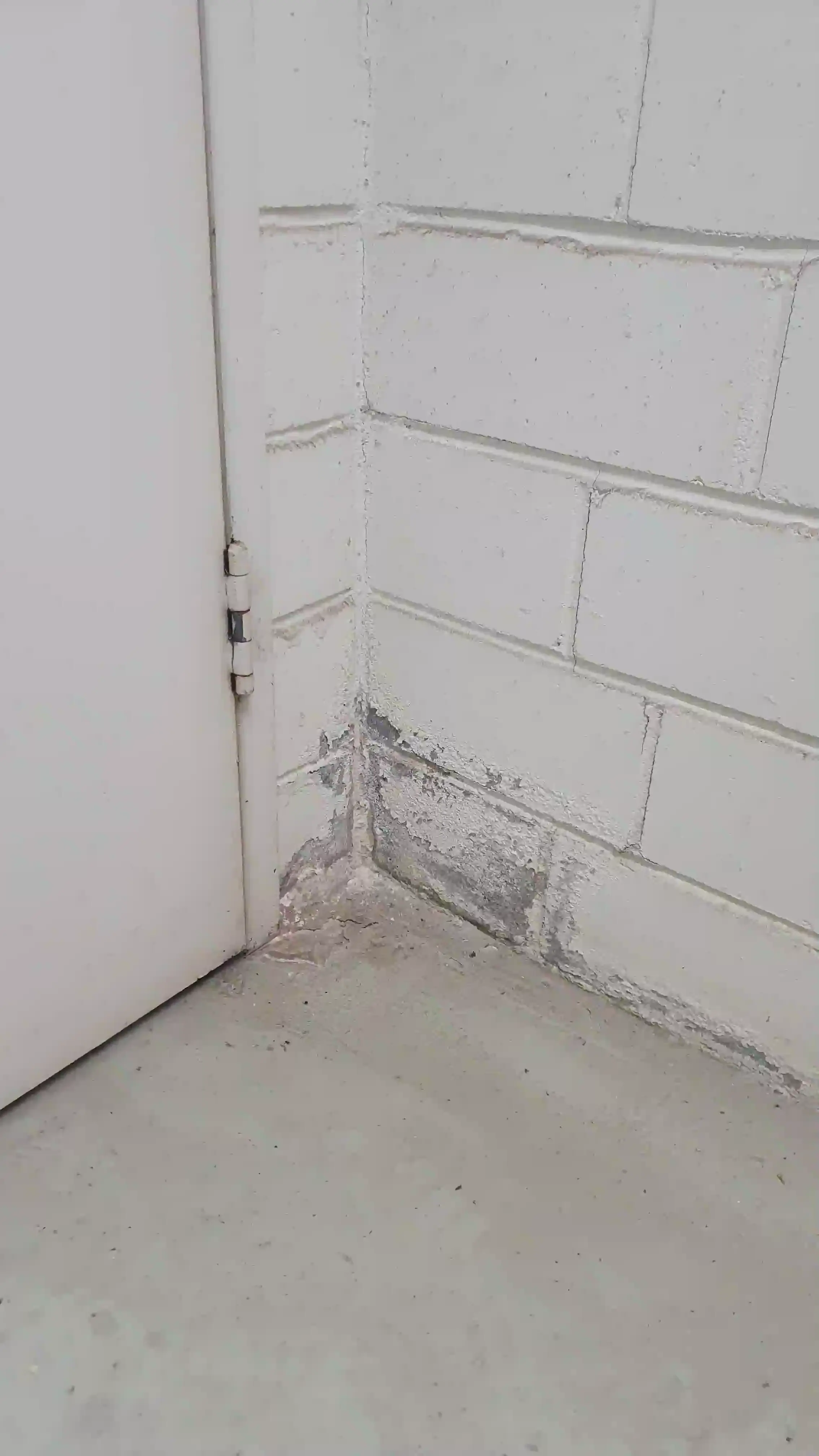 SP52948-Block-A-level-7-water-damages-near-fire-door-photo-1-14Mar2022.webp