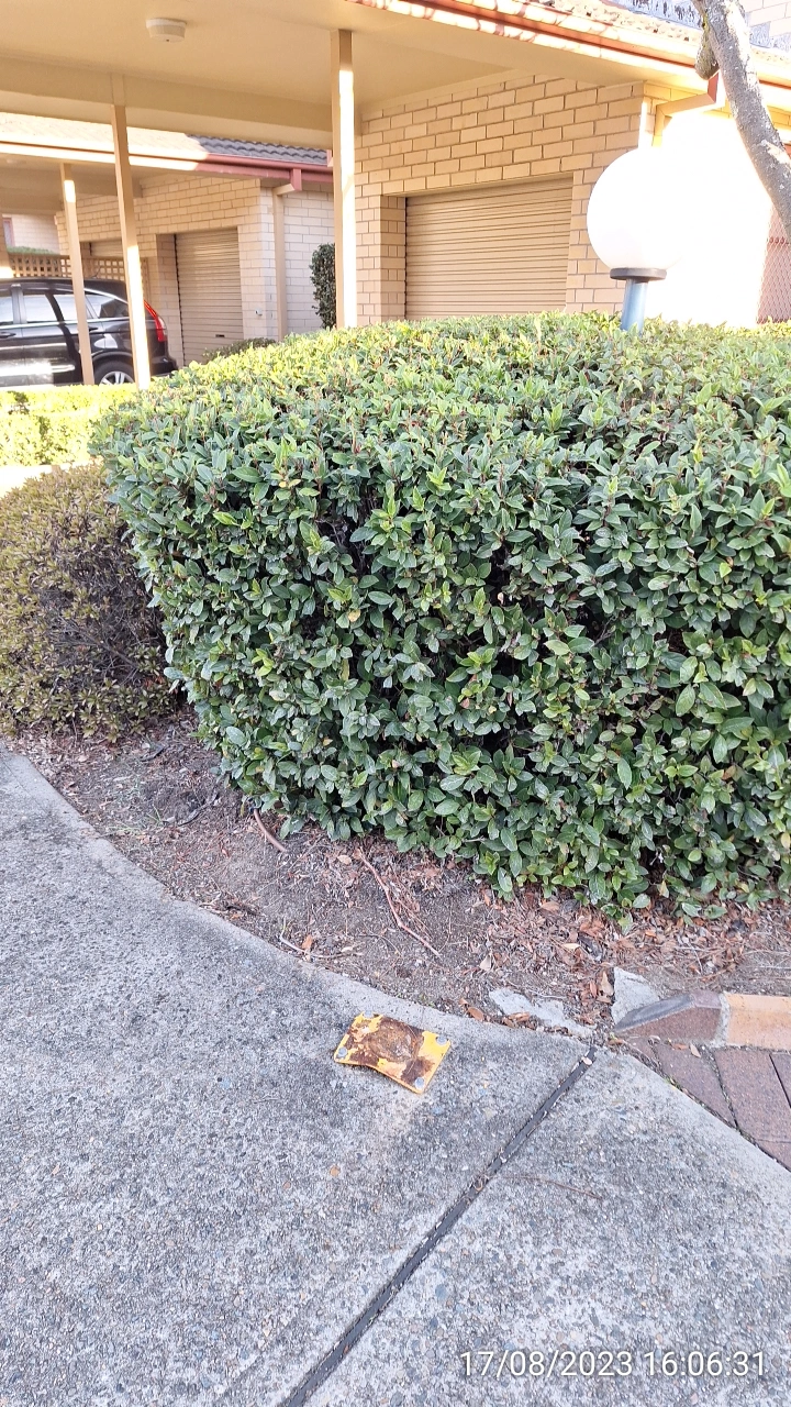 SP52948-destroyed-bollard-front-of-townhouse-198-photo-2-17Aug2023.webp