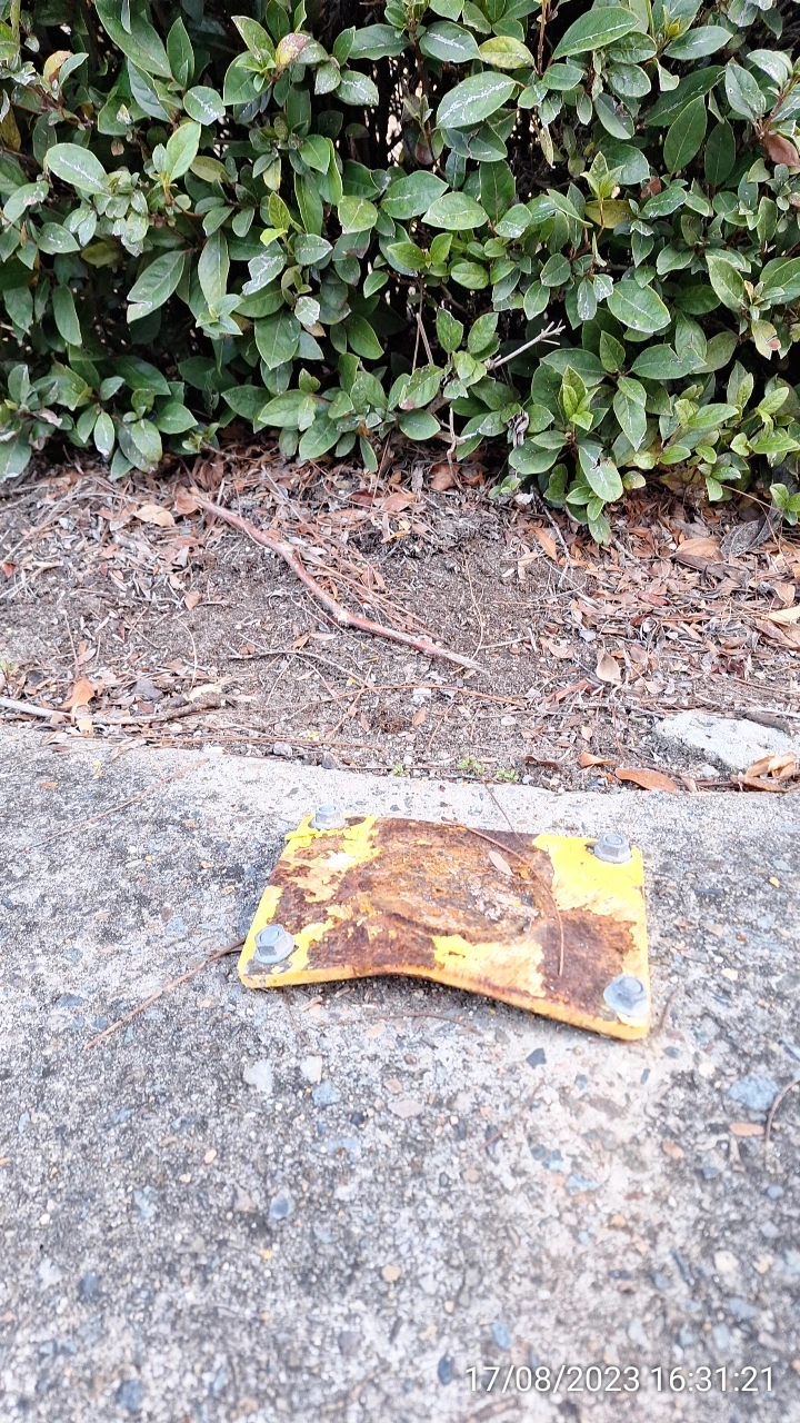 SP52948-destroyed-bollard-front-of-townhouse-198-photo-9-17Aug2023.webp