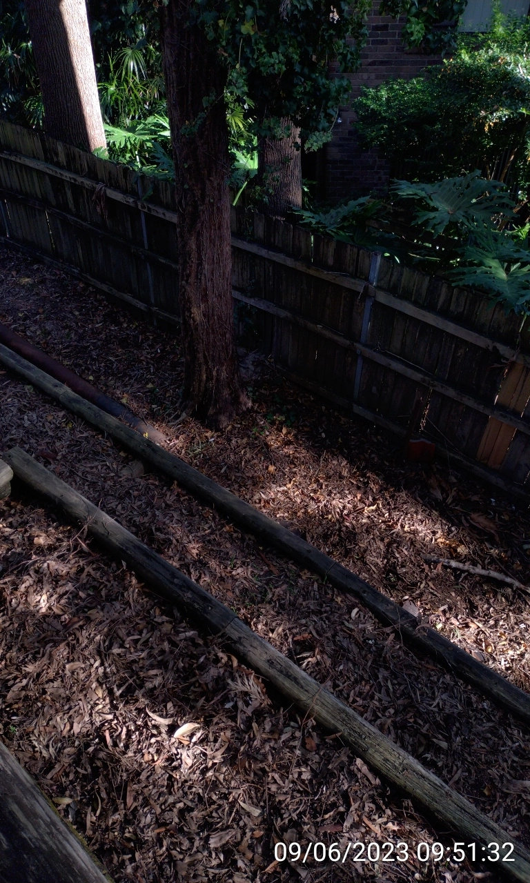 SP52948-neglected-wooden-fence-behind-townhouses-photo-1-9Jun2023.webp