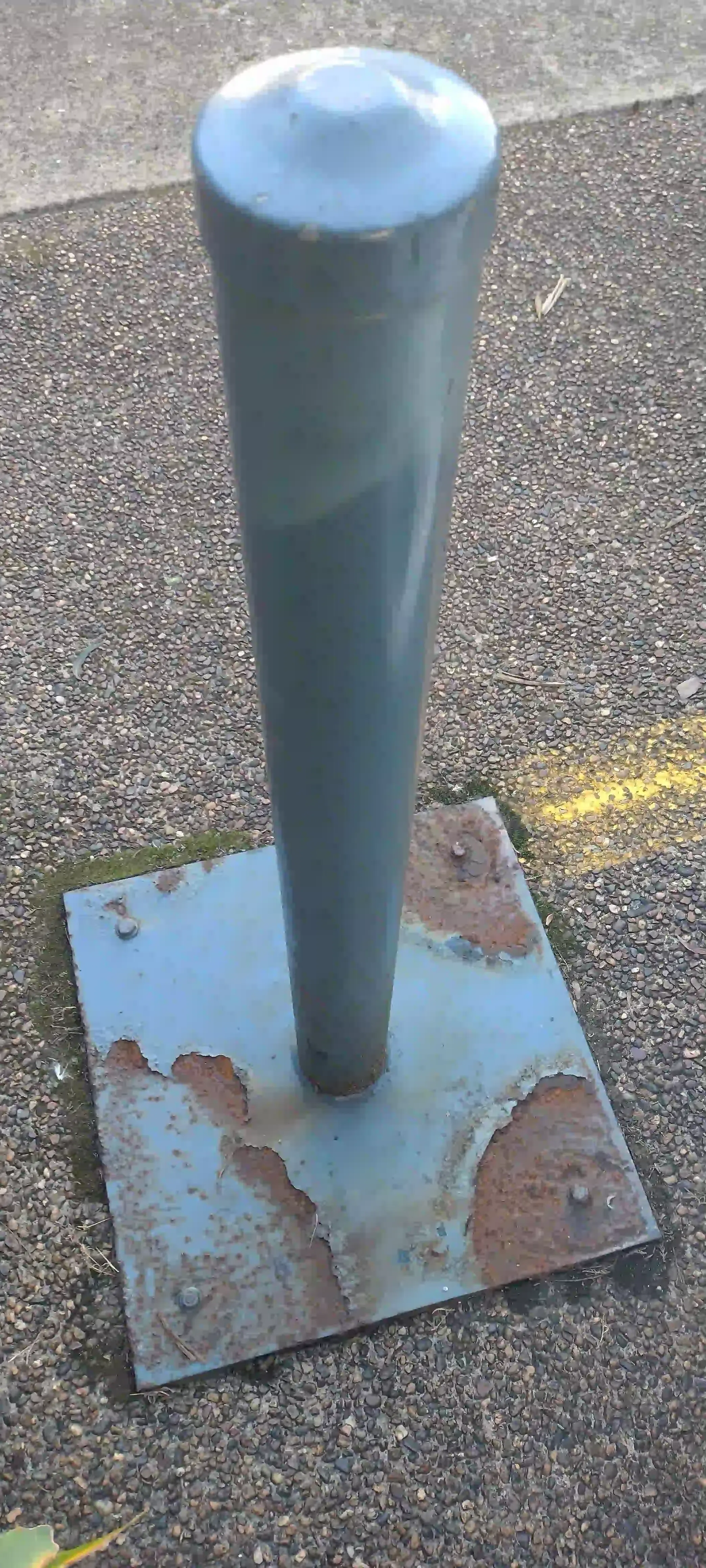 SP52948-rusted-bollard-near-townhouses-photo-2-3Aug2022