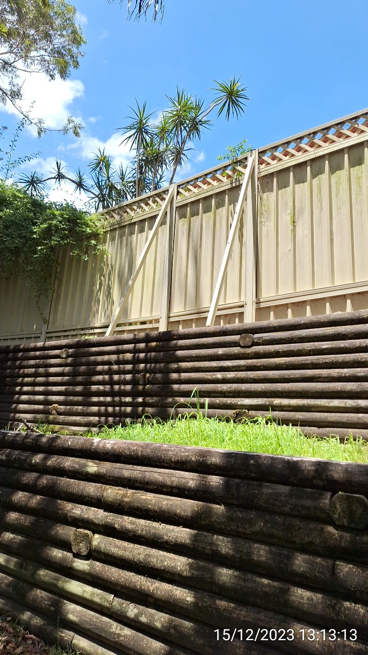 SP52948-townhouse-colorbond-fence-unmaintained-for-more-than-eight-years-photo-1-15Dec2023.webp