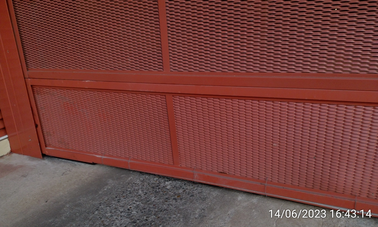 SP52948-wires-holding-bottom-part-of-panel-for-entrance-gate-photo-1-14Jun2023.webp