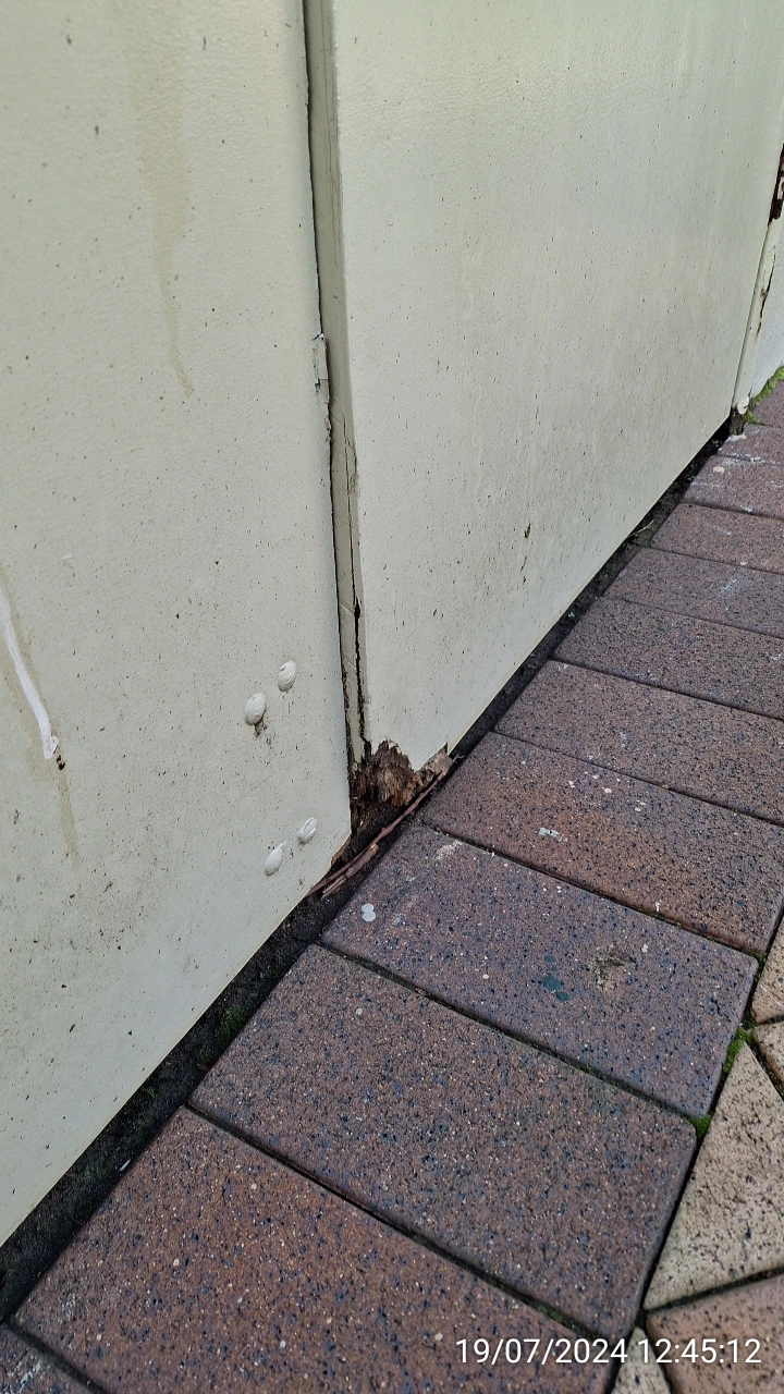 SP52948-damaged-and-rotting-door-on-hydrant-pump-room-photo-1-19Jul2024