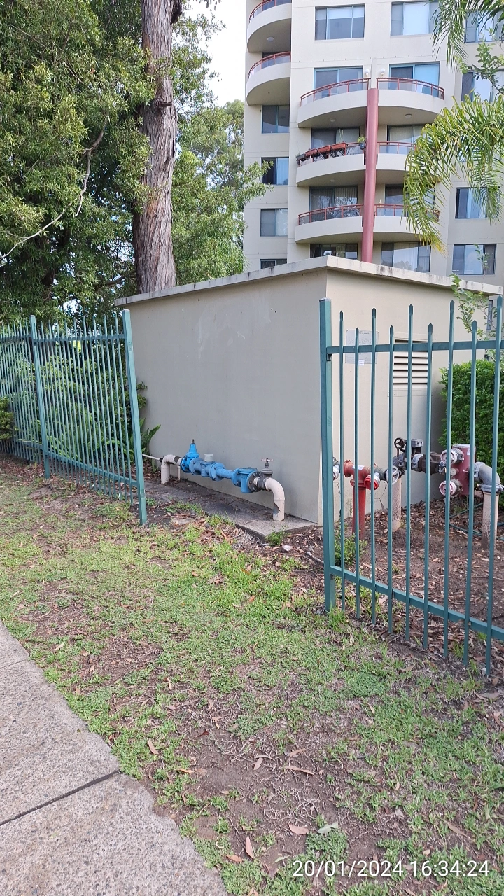 SP52948-missing-external-fence-panel-towards-Fontenoy-Road-bus-stop-photo-1-20Jan2024.webp