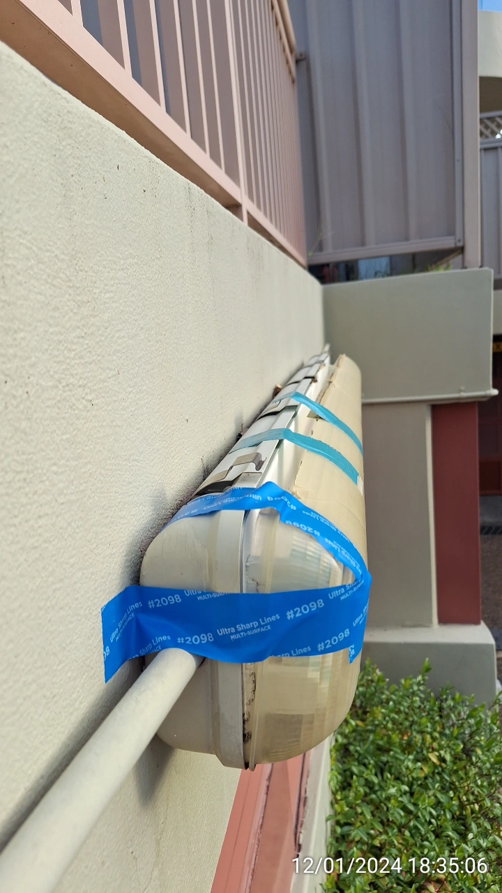 SP52948-poorly-repaired-exterior-lights-near-entrance-to-complex-photo-2-12Jan2024.webp